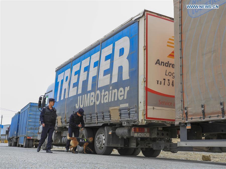 Chinese border policemen check vehicles ready to pass the Karasu port in Tajik Autonomous County of Taxkorgan, northwest China\'s Xinjiang Uygur Autonomous Region, on June 11, 2019. With the Belt and Road Initiative, trade between China and Tajikistan has continued to develop. The Karasu port between the two countries has seen large quantities of goods cleared by customs every year. (Xinhua/Huang Huan)