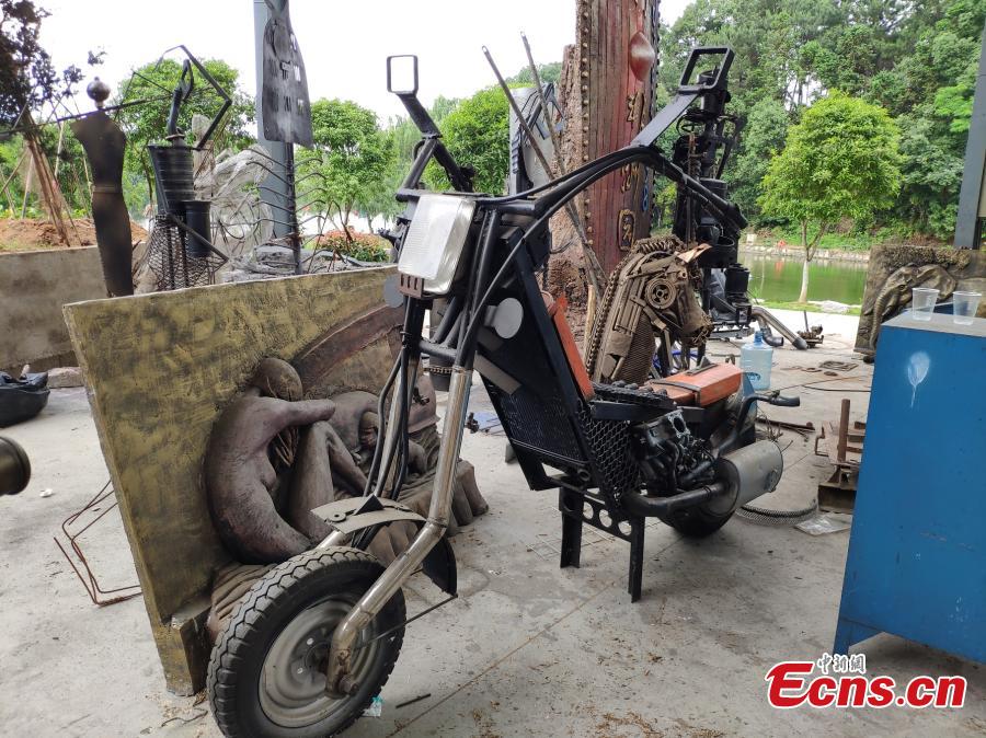 About ten young artists from Uganda have created impressive designs featuring African culture and wildlife including elephants and giraffes in a park in Changsha City, Central China’s Hunan Province as part of cooperation project between Hunan and Uganda. (Photo: China News Service/Wang Haohao)