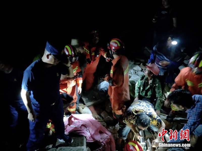 Rescue workers, along with local residents, try to save people buried under the rubble, after an earthquake hit Changning county of Yibin city, Southwest China\'s Sichuan province, June 18, 2019. (Photo provided to China News Service)