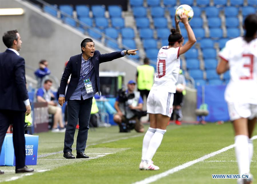China\'s head coach Jia Xiuquan (2nd L) shouts instructions to his players during the Group B match between China and Spain at the 2019 FIFA Women\'s World Cup in Le Havre, France, June 17, 2019. The match ended in a 0-0 draw. Both teams advanced into the knockout stage. (Xinhua/Ding Xu)