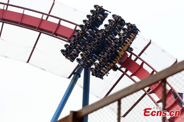About 100 graduates from 11 universities in Shanghai pose for graduation photos on a roller coaster in Shanghai’s Happy Valley theme park, June 13, 2016. (Photo: China News Service/Pan Suofei) About 100 graduates from 11 universities in Shanghai pose for graduation photos on a roller coaster in Shanghai’s Happy Valley theme park, June 13, 2016. (Photo: China News Service/Pan Suofei)