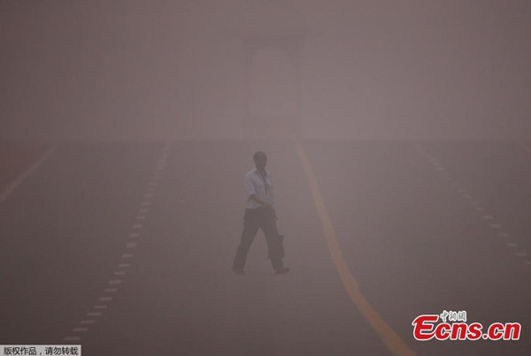 A man crosses a road amidst the heavy smog in New Delhi, India, November 6, 2016.(Photo/Agencies) A man crosses a road amidst the heavy smog in New Delhi, India, November 6, 2016.(Photo/Agencies)