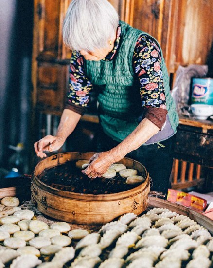 Qingtuan, or green dumplings, are made of glutinous rice mixed with Chinese mugwort leaves and are usually filled with sweet red bean paste. Zhang Demeng / The World of Chinese Qingtuan, or green dumplings, are made of glutinous rice mixed with Chinese mugwort leaves and are usually filled with sweet red bean paste. Zhang Demeng / The World of Chinese