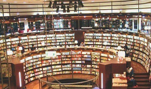 The interior of the main Eslite Bookstore in the Daan district of Taipei is warmly illuminated and occupied with customers even at night. Photo: trends.com.cn