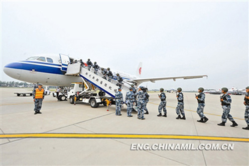 The PLA airborne troops are quickly boarding a plane. (Photo by Li Wei)
