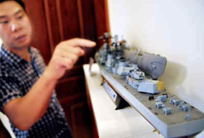 Zhang Junwei, a retired soldier in Wenling, Zhejiang province, is addicted to making military models. During the past two years, he had made more than 50.