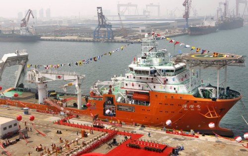 Shenqianhao, China's first ship that carries a saturation diving system allowing divers to work at depths of up to 300 meters, is put into operation in Qingdao, Shandong province, on Monday. 
