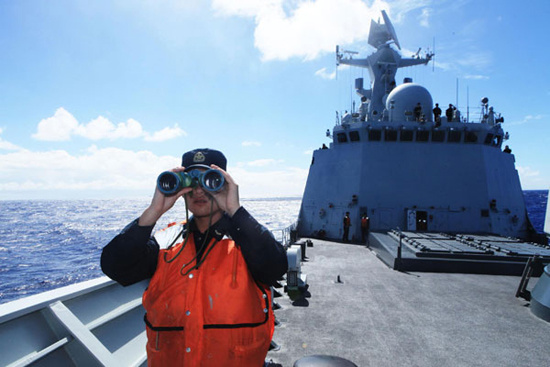 A fleet of the Chinese People's Liberation Army Navy on Saturday morning carried out search and rescue drills, together with a helicopter, in the western Pacific Ocean.[Photo/Xinhua]