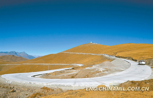 The picture shows the combat-readiness highway leading to the Ganbala radar station of the PLA in Tibet of China. (Photo by Guo Yingchao)