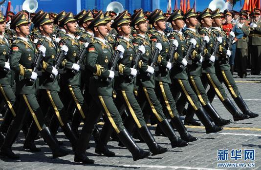 The guards of honor of China's People's Liberation Army (PLA) march during a rehearsal for the Victory Day parade in Red Square in Moscow, Russia May 7, 2015. The Chinese servicemen walk 116 steps per minute at 75 centimeters per step, according to sources. They led the rehearsal of servicemen from 10 countries. (Photo/Xinhua) The guards of honor of China's People's Liberation Army (PLA) march during a rehearsal for the Victory Day parade in Red Square in Moscow, Russia May 7, 2015. The Chinese servicemen walk 116 steps per minute at 75 centimeters per step, according to sources. They led the rehearsal of servicemen from 10 countries. (Photo/Xinhua)