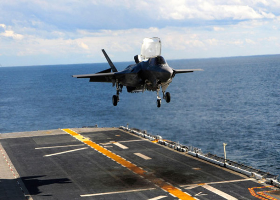 An F-35B Lightning II test aircraft makes the plane's first vertical landing on the flight deck of the amphibious assault vessel USS Wasp in the Atlantic Ocean in October 2011.(Photo Provided To China Daily) An F-35B Lightning II test aircraft makes the plane's first vertical landing on the flight deck of the amphibious assault vessel USS Wasp in the Atlantic Ocean in October 2011.(Photo Provided To China Daily)