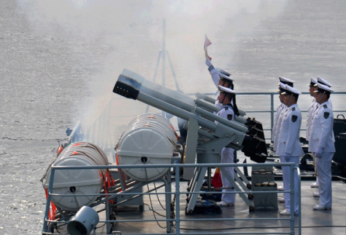 The Chinese fleet arrives at the Russian port of Vladivostok on Thursday to take part in a nine-day naval drill with Russian counterparts. (China Daily/Hu Shanmin) The Chinese fleet arrives at the Russian port of Vladivostok on Thursday to take part in a nine-day naval drill with Russian counterparts. (China Daily/Hu Shanmin)