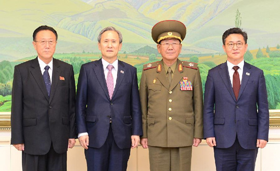 Kim Yang Gon, United Front Department Director of the Democratic People's Republic of Korea (DPRK), Kim Kwan-jin, chief of the National Security Office of South Korea, Hwang Pyong So, director of the General Political Bureau of the Korean People's Army of DPRK, and Unification Minister of South Korea Hong Yong-pyo, (L to R), pose for a photo after their talks at the Panmunjom truce village inside the demilitarized zone (DMZ) dividing the two Koreas, Aug. 25, 2015. (Photo/Xinhua) Kim Yang Gon, United Front Department Director of the Democratic People's Republic of Korea (DPRK), Kim Kwan-jin, chief of the National Security Office of South Korea, Hwang Pyong So, director of the General Political Bureau of the Korean People's Army of DPRK, and Unification Minister of South Korea Hong Yong-pyo, (L to R), pose for a photo after their talks at the Panmunjom truce village inside the demilitarized zone (DMZ) dividing the two Koreas, Aug. 25, 2015. (Photo/Xinhua)