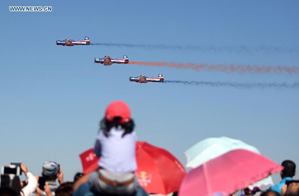 People watch the performance of the Tianzhiyi aerobatic aircrafts from the Aviation University of Air Force at the Dafangshen Airport in Changchun, capital of northeast China's Jilin Province, Sept. 10, 2015.(Photo/Xinhua) People watch the performance of the Tianzhiyi aerobatic aircrafts from the Aviation University of Air Force at the Dafangshen Airport in Changchun, capital of northeast China's Jilin Province, Sept. 10, 2015.(Photo/Xinhua)