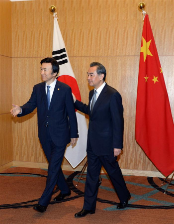 Chinese Foreign Minister Wang Yi (R) meets with his South Korean counterpart Yun Byung-se in Tokyo, Japan, Aug. 24, 2016. (Photo: Xinhua/Ma Ping) Chinese Foreign Minister Wang Yi (R) meets with his South Korean counterpart Yun Byung-se in Tokyo, Japan, Aug. 24, 2016. (Photo: Xinhua/Ma Ping)