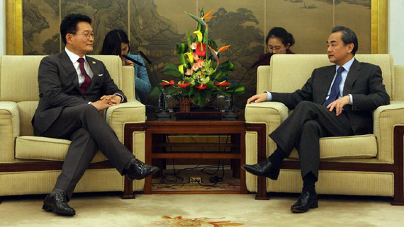 Chinese Foreign Minister Wang Yi (R) meets with a delegation of the opposition Minjoo Party of Korea, Jan. 5, 2017. (Photo/CGTN)