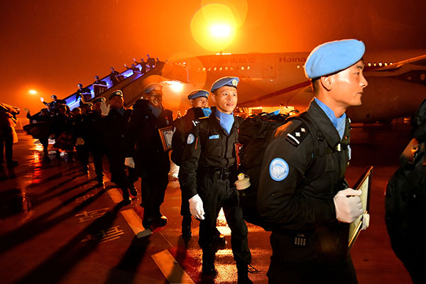 Peacekeepers head to the airport terminal to meet with their families. (Photo provided to China Daily) Peacekeepers head to the airport terminal to meet with their families. (Photo provided to China Daily)