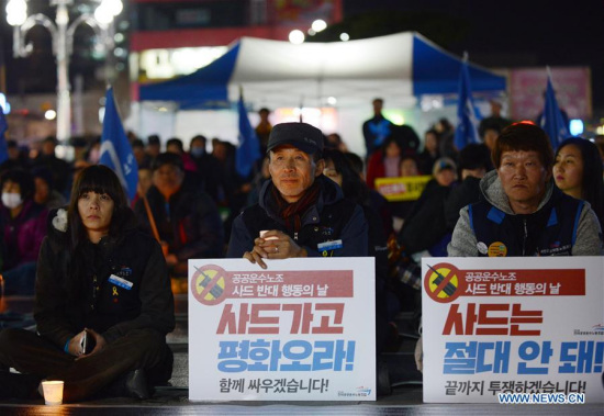 Protestors participate in a candle-lit rally in Gimcheon, North Gyeongsang province, South Korea, March 15, 2017. (Xinhua/Liu Yun) Protestors participate in a candle-lit rally in Gimcheon, North Gyeongsang province, South Korea, March 15, 2017. (Xinhua/Liu Yun)