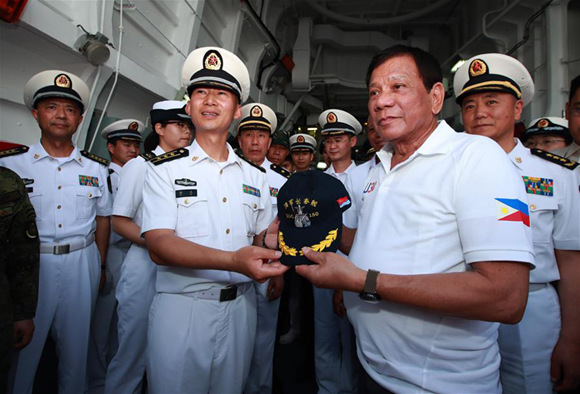 Philippine President Rodrigo Duterte (R, front) receives a hat from Hu Jie (L, front), captain of China's missile destroyer Changchun, in Davao City, the Philippines, May 1, 2017. (Xinhua/Yu Wei) Philippine President Rodrigo Duterte (R, front) receives a hat from Hu Jie (L, front), captain of China's missile destroyer Changchun, in Davao City, the Philippines, May 1, 2017. (Xinhua/Yu Wei)