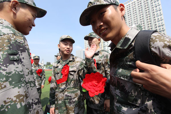 New student recruits in Hefei, Anhui province, chat at a ceremony in their honor. (Provided to China Daily) New student recruits in Hefei, Anhui province, chat at a ceremony in their honor. (Provided to China Daily)
