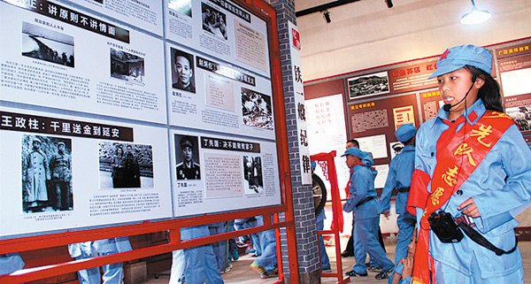 A volunteer at the education base in Chengmagang, Hubei province, discusses an exhibit related to former military figures. (Photos provided To China Daily) A volunteer at the education base in Chengmagang, Hubei province, discusses an exhibit related to former military figures. (Photos provided To China Daily)
