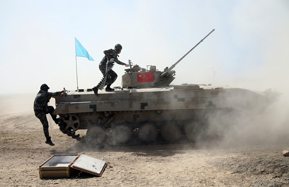 Soldiers load ammunition onto a tank on Aug 4 during the International Army Games 2017 in Korla, Xinjiang Uygur autonomous region. (ZOU HONG/CHINA DAILY) Soldiers load ammunition onto a tank on Aug 4 during the International Army Games 2017 in Korla, Xinjiang Uygur autonomous region. (ZOU HONG/CHINA DAILY)