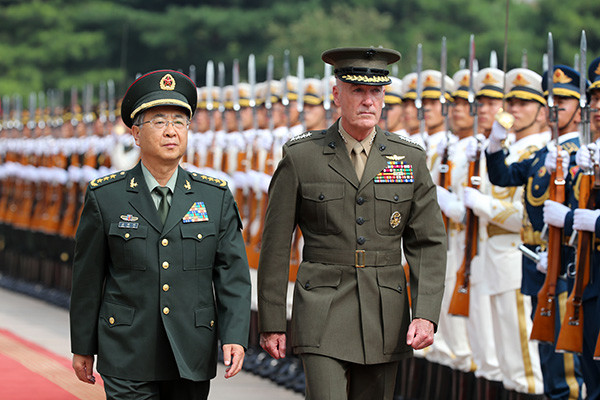 General Fang Fenghui, chief of the People's Liberation Army's Joint Staff Department, holds a welcoming ceremony for his U.S. counterpart, Marine Corps General Joseph Dunford, chairman of the US Joint Chiefs of Staff, in Beijing on Tuesday. WANG ZHUANGFEI/CHINA DAILY General Fang Fenghui, chief of the People's Liberation Army's Joint Staff Department, holds a welcoming ceremony for his U.S. counterpart, Marine Corps General Joseph Dunford, chairman of the US Joint Chiefs of Staff, in Beijing on Tuesday. WANG ZHUANGFEI/CHINA DAILY