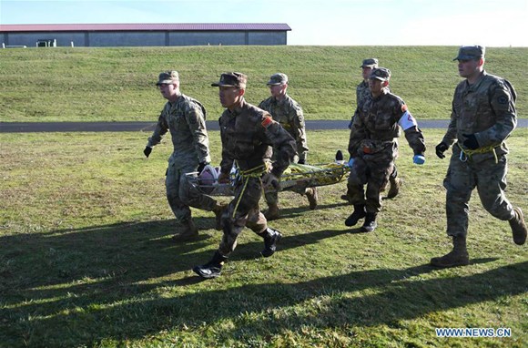 Chinese and American soldiers work together during a drill at Camp Rilea in Seaside of Oregon, northwest United States, Nov. 18, 2017. The Chinese and U.S. militaries were holding the 5th joint drills on humanitarian relief and disaster rescue in Oregon. (Xinhua/Yin Bogu) Chinese and American soldiers work together during a drill at Camp Rilea in Seaside of Oregon, northwest United States, Nov. 18, 2017. The Chinese and U.S. militaries were holding the 5th joint drills on humanitarian relief and disaster rescue in Oregon. (Xinhua/Yin Bogu)