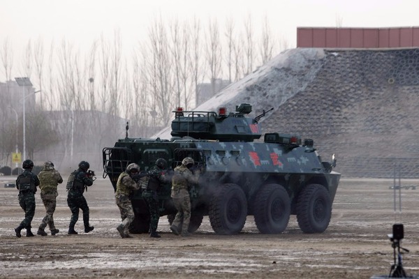 Chinese Armed Police officers and their Russian counterparts participate in a counterterrorism drill in Yinchuan, Ningxia Hui autonomous region, on Wednesday. (Wang Tao/For China Daily) Chinese Armed Police officers and their Russian counterparts participate in a counterterrorism drill in Yinchuan, Ningxia Hui autonomous region, on Wednesday. (Wang Tao/For China Daily)