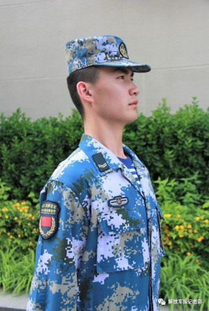 A soldier wears a new badge for troops stationed overseas and a new brassard for members at Djibouti Logistics Support Base. (Photo/www.81.cn)