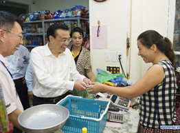 Premier Li visits local shops in Hanoi 
