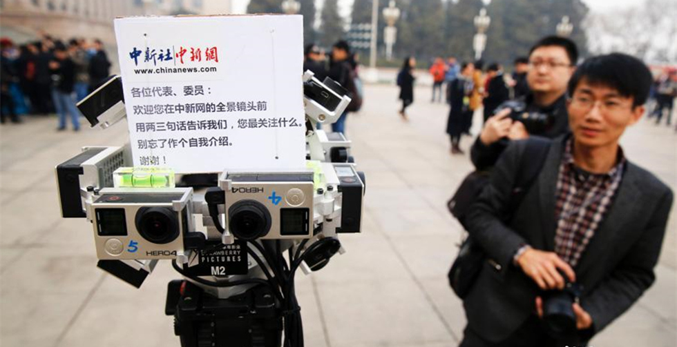 Reporters use new equipment for CPPCC session