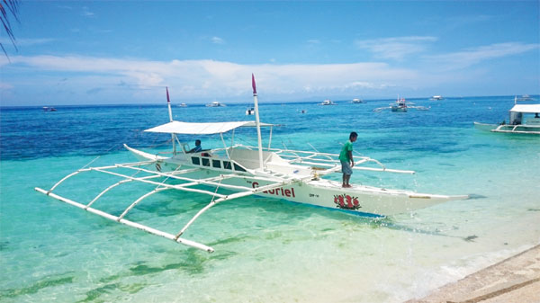 Boats dot the pristine waters of Bohol Island in central Philippines. Increasing numbers of mainland Chinese tourists are visiting the country, attracted by the spectacular natural scenery and abundant marine life. (ZHANG HAIZHOU/CHINA DAILY ASIA WEEKLY) Boats dot the pristine waters of Bohol Island in central Philippines. Increasing numbers of mainland Chinese tourists are visiting the country, attracted by the spectacular natural scenery and abundant marine life. (ZHANG HAIZHOU/CHINA DAILY ASIA WEEKLY)