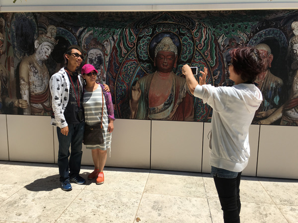 Liu Zichen (left), a Chinese student at a Los Angeles college, and his mother (right) and aunt visit the Getty Center in Los Angeles on their summer vacation. (LIA ZHU / CHINA DAILY) Liu Zichen (left), a Chinese student at a Los Angeles college, and his mother (right) and aunt visit the Getty Center in Los Angeles on their summer vacation. (LIA ZHU / CHINA DAILY)