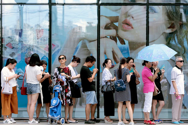 Buyers line up outside a duty free shop which opened in downtown Shanghai, Aug 8, 2016. (Photo by Yin Liqin/for China Daily) Buyers line up outside a duty free shop which opened in downtown Shanghai, Aug 8, 2016. (Photo by Yin Liqin/for China Daily)