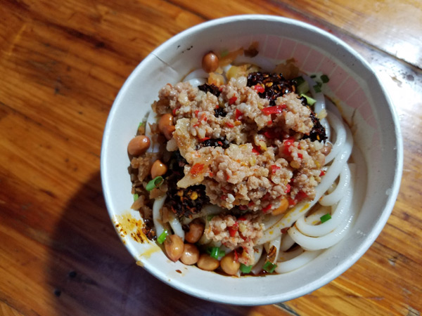 Roumo Pepper Rice Noodle, which costs 6.5 yuan, is packed with chillies and pickles. (Photo by Faisal Kidwai) Roumo Pepper Rice Noodle, which costs 6.5 yuan, is packed with chillies and pickles. (Photo by Faisal Kidwai)