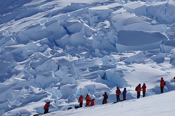 Chinese tourists reach the South Pole during a group trip.(Photo by Liu Yunmin/Liu Debin/Xu Lin/China Daily) Chinese tourists reach the South Pole during a group trip.(Photo by Liu Yunmin/Liu Debin/Xu Lin/China Daily)