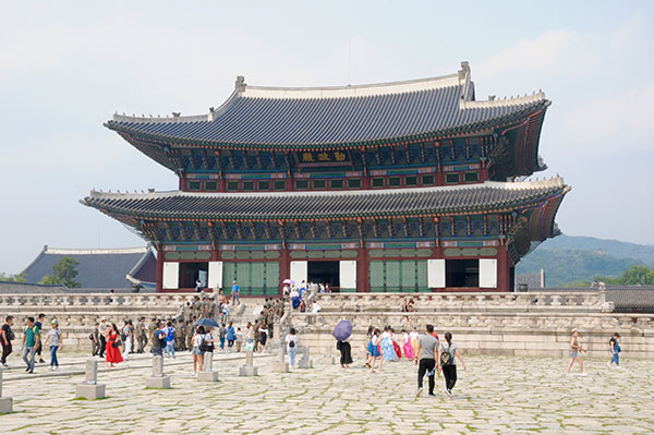 Gyeongbokgung Palace in northern Seoul, South Korea, is a popular destination for Chinese tourists.(Photo by Liu Yunmin/Liu Debin/Xu Lin/China Daily) Gyeongbokgung Palace in northern Seoul, South Korea, is a popular destination for Chinese tourists.(Photo by Liu Yunmin/Liu Debin/Xu Lin/China Daily)