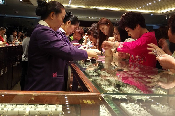 Chinese visitors shop at a jewelry store in Thailand.(Photo by Liu Yunmin/Liu Debin/Xu Lin/China Daily) Chinese visitors shop at a jewelry store in Thailand.(Photo by Liu Yunmin/Liu Debin/Xu Lin/China Daily)