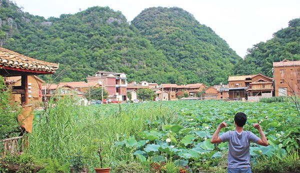 A visitor was taking in the view of Xianrendong from a local inn. (Photos by Yang Feiyue / China Daily) A visitor was taking in the view of Xianrendong from a local inn. (Photos by Yang Feiyue / China Daily)