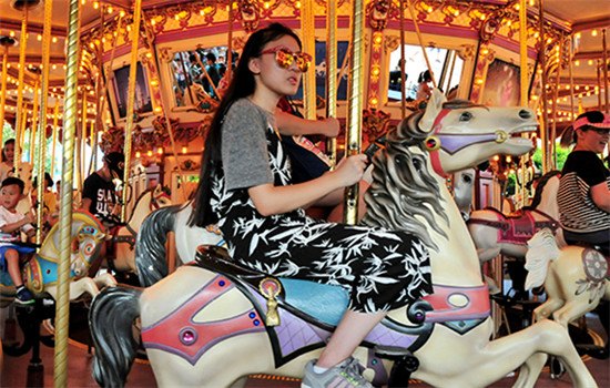 Visitors enjoy rides at Hong Kong Disneyland. The Hong Kong Economic Times said that 60 percent of mainland individual visitors choose Macao and that Hong Kong is no longer their top choice. (Photo/China Daily) Visitors enjoy rides at Hong Kong Disneyland. The Hong Kong Economic Times said that 60 percent of mainland individual visitors choose Macao and that Hong Kong is no longer their top choice. (Photo/China Daily)