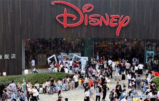Tourists gather at a Disney store in east China's Shanghai, Oct 3, 2016, the third day of the Chinese National Day holidays. (Photo/Xinhua) Tourists gather at a Disney store in east China's Shanghai, Oct 3, 2016, the third day of the Chinese National Day holidays. (Photo/Xinhua)