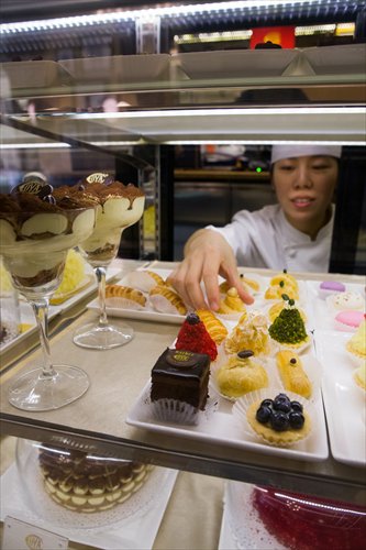 A chef displays desserts at COVA Beijing, an Italian-style dessert restaurant that belongs to French luxury brand Louis Vuitton. (Photo: Li Hao/GT) A chef displays desserts at COVA Beijing, an Italian-style dessert restaurant that belongs to French luxury brand Louis Vuitton. (Photo: Li Hao/GT)