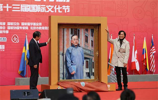 Wang Qijun (right),donated his oil painting Cai Yuanpei to Lin Jianhua, president of Peking University, in the opening ceremony of the 2016 Peking University International Culture Festival. (Photo provided to www.chinadaily.com.cn) Wang Qijun (right),donated his oil painting Cai Yuanpei to Lin Jianhua, president of Peking University, in the opening ceremony of the 2016 Peking University International Culture Festival. (Photo provided to www.chinadaily.com.cn)