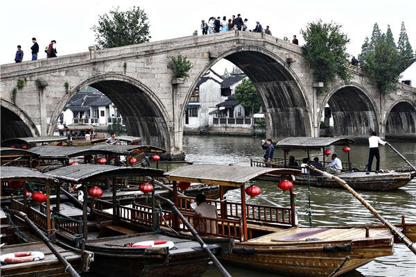 Wooden boats with roofed decks are popular in Wuzhen. (Photo provided to China Daily) Wooden boats with roofed decks are popular in Wuzhen. (Photo provided to China Daily)