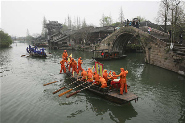 Crisscrossing waterways are now the biggest draw for visitors to Wuzhen, Zhejiang province. Visitors stroll along the banks or hop aboard boats to take in the views. (Photo by Shi Kuihua/For China Daily) Crisscrossing waterways are now the biggest draw for visitors to Wuzhen, Zhejiang province. Visitors stroll along the banks or hop aboard boats to take in the views. (Photo by Shi Kuihua/For China Daily)