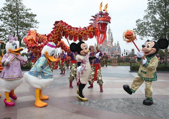 Cartoon characters join in the Chinese traditional dragon dance in Shanghai Disney Resort in Shanghai, east China, Jan. 11, 2017. As the Spring Festival approaches, Chinese traditional elements were added to the activities at Shanghai Disney Resort. (Xinhua/Ding Ting) Cartoon characters join in the Chinese traditional dragon dance in Shanghai Disney Resort in Shanghai, east China, Jan. 11, 2017. As the Spring Festival approaches, Chinese traditional elements were added to the activities at Shanghai Disney Resort. (Xinhua/Ding Ting)