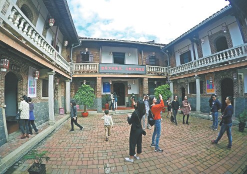 Fujian province's Houhuang village has become a rural getaway for urbanites, with its proximity to the city, green fields, clean river and ancient buildings. (Photo by Yang Feiyue/China Daily) Fujian province's Houhuang village has become a rural getaway for urbanites, with its proximity to the city, green fields, clean river and ancient buildings. (Photo by Yang Feiyue/China Daily)