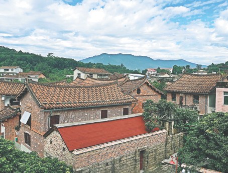 Fujian province's Houhuang village has become a rural getaway for urbanites, with its proximity to the city, green fields, clean river and ancient buildings. (Photo by Yang Feiyue/China Daily) Fujian province's Houhuang village has become a rural getaway for urbanites, with its proximity to the city, green fields, clean river and ancient buildings. (Photo by Yang Feiyue/China Daily)