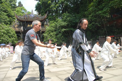 Inset: Raymond Zibach (left) practices tai chi with Liu Suibin in 2011. (Photo/Courtesy of Liu Suibin) Inset: Raymond Zibach (left) practices tai chi with Liu Suibin in 2011. (Photo/Courtesy of Liu Suibin)